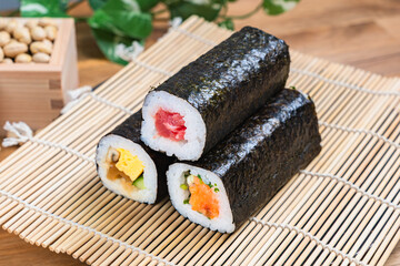 節分の恵方巻きと豆まき用の福豆 木枡 © mike_taro