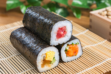 節分の恵方巻きと豆まき用の福豆 木枡