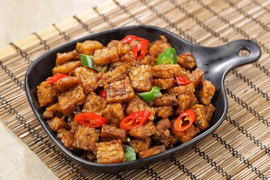 Orek tempe is a typical Indonesian food, specifically a Javanese dish made from tempeh which is cut into cubes or sliced ​​sticks and cooked with special spices, namely Javanese sugar and tamarind.