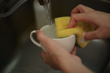 Wash the coffee cups, hand with coffee cup 