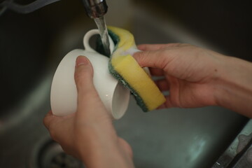 Wash the coffee cups, hand with coffee cup 