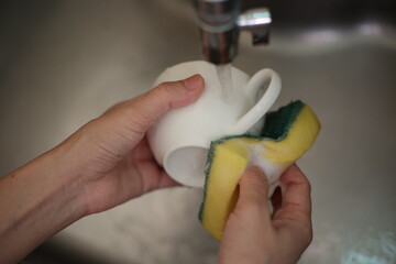 Wash the coffee cups, hand with coffee cup 