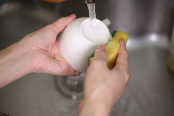 Wash the coffee cups, hand with coffee cup 