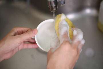 Wash the coffee cups, hand with coffee cup 