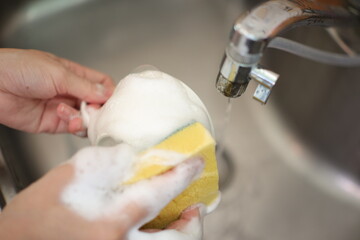 Wash the coffee cups, hand with coffee cup 