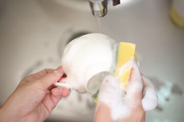 Wash the coffee cups, hand with coffee cup 