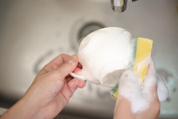 Wash the coffee cups, hand with coffee cup 