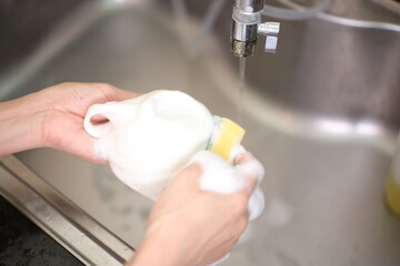 Wash the coffee cups, hand with coffee cup 