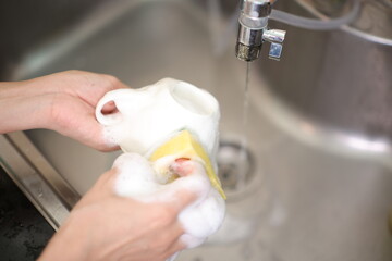 Wash the coffee cups, hand with coffee cup 