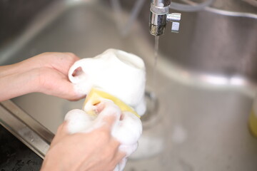 Wash the coffee cups, hand with coffee cup 