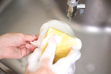 Wash the coffee cups, hand with coffee cup 