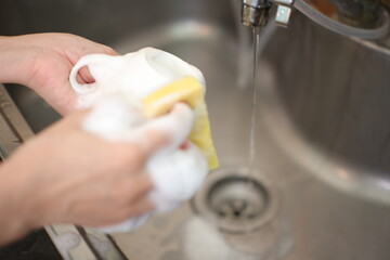 Wash the coffee cups, hand with coffee cup 