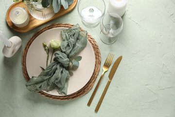 Obraz premium Beautiful table setting for wedding with eustoma flowers on green background