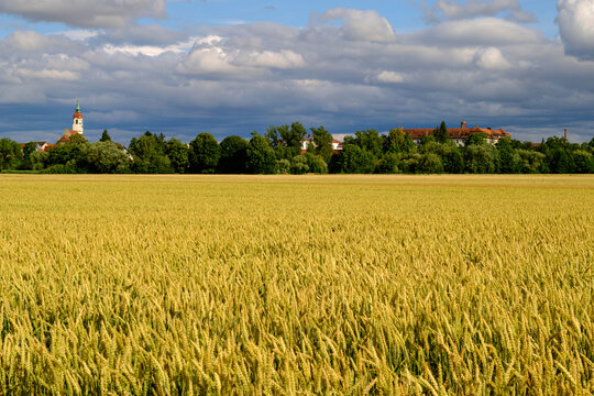 Blick auf Heidenfeld mit seiner Wallfahrtskirche und dem Kloster Heidenfeld, Gemeinde R&ouml;thlein,  Landkreis Schweinfurt, Unterfranken, Franken, Bayern, Deutschland