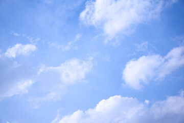 Fototapeta premium The photo captures a serene blue sky scattered with fluffy white clouds