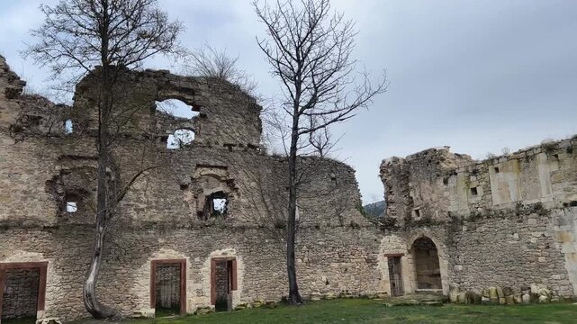 Toma semicircular desde el centro del patio con paredes en Monasterio de Rioseco