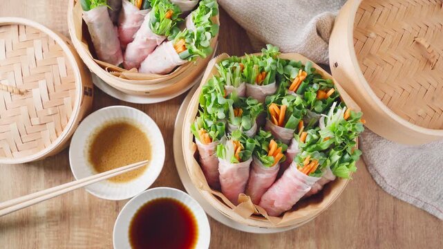 蒸籠に盛った豚ロースの肉巻き野菜蒸し