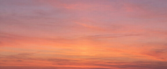 Obraz premium Colorful sunset sky with pink, orange, and purple hues.