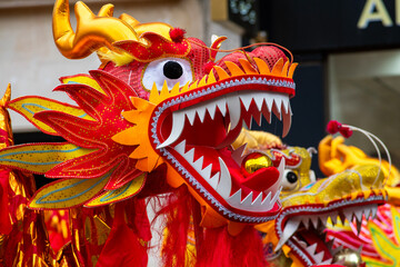 D&eacute;fil&eacute; pour le nouvel an chinois du cheval de feu sur les Champs Elys&eacute;es &agrave; Paris en France
