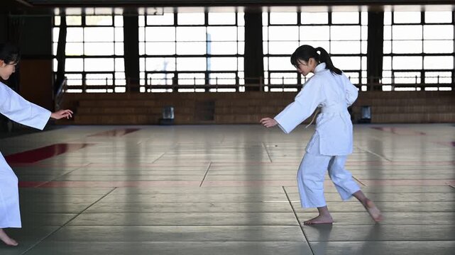 空手教室で組手の練習をする小学生の女の子二人　真剣な眼差しの武道少女