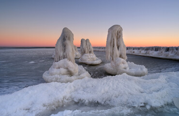 Zimowy Bałtyk, oblodzony Falochron, wsch&oacute;d słońca, Kołobrzeg, Polska