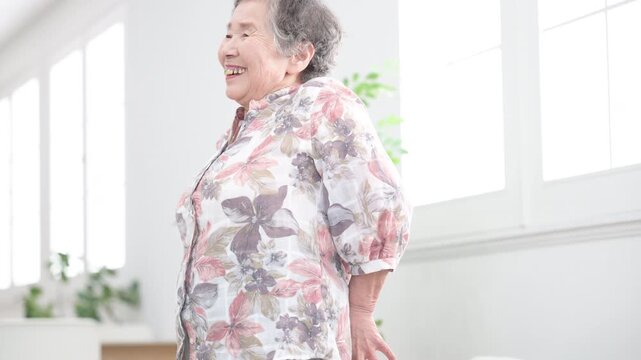 健康や腰の痛みがスッキリした気持ちの立ち上がるストレッチなどのイメージの縦動画
