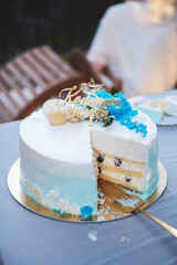 tort komunijny z wykrojonym kawałkiem © Katarzyna