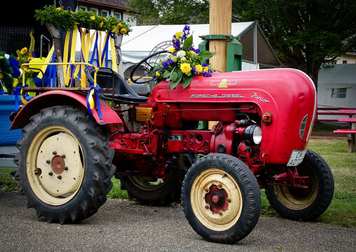 Ein roter mit Blumen geschm&uuml;ckter Porsche Diesel Traktor, Modell Junior 108 K