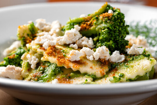 Quadrotti di pasta fresca con broccoli e ricotta di capra, Cibo Italiano 
