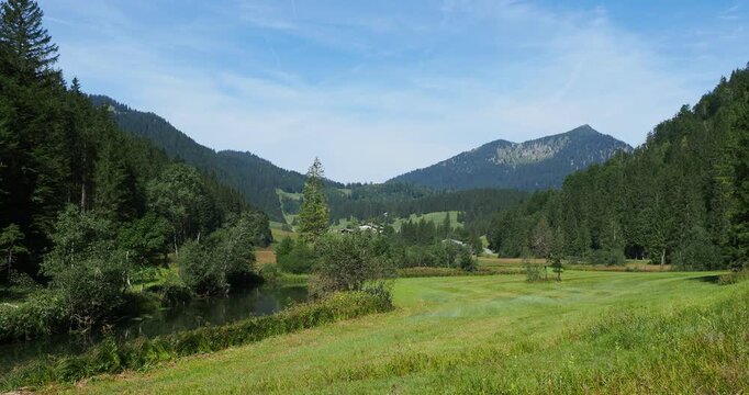Die M&auml;ander des Flusses Rote Valepp, der durch das Tal flie&szlig;t, und die Valepp-Weiden, s&uuml;d&shy;lich des Spitzing&shy;sees, die dem Gipfel der Brecherspitze zugewandt sind