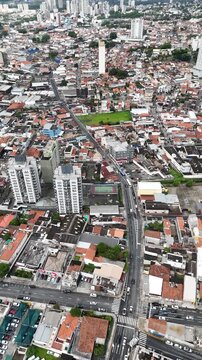 Imagem a&eacute;rea de &aacute;rea residencial em Mogi das Cruzes destacando moradias, ruas e organiza&ccedil;&atilde;o urbana em munic&iacute;pio do Alto Tiet&ecirc; paulista.