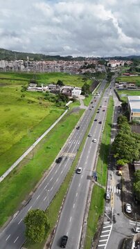 V&iacute;deo a&eacute;reo em 4K do bairro Nova Bertioga em Mogi das Cruzes SP destacando &aacute;rea residencial, ruas organizadas e crescimento urbano no Alto Tiet&ecirc;.