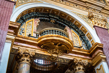 Obraz premium detailed macro shots of the interior of the Austrian vienna jesuit church with golden details and catholic architecture gothic