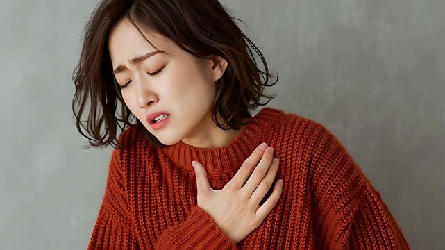 心の痛みを感じて苦悶の表情を浮かべる日本人女性