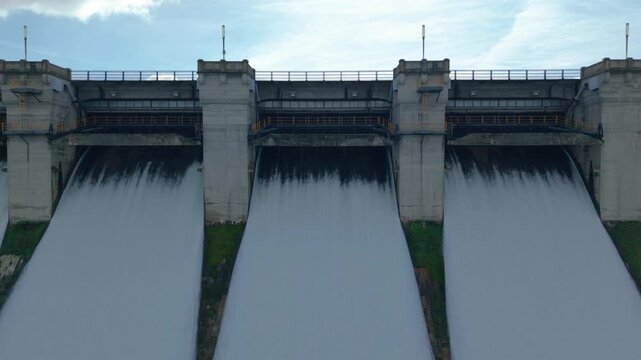 Potente flujo de agua brotando del aliviadero de la presa del embalse de Santa Teresa en Salamanca, Espa&ntilde;a, que muestra la generaci&oacute;n de energ&iacute;a hidroel&eacute;ctrica y las fuentes de energ&iacute;a renovable