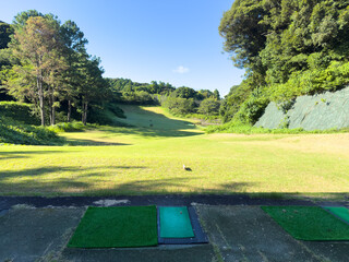 青空と芝生が美しい広大なゴルフ場のコース