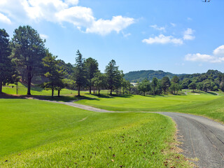 青空と芝生が美しい広大なゴルフ場のコース