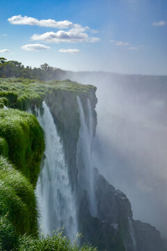 Vista imponente de las Cataratas del Iguaz&uacute;, rodeadas de selva tropical, en la frontera entre Argentina y Brasil. Maravilla natural declarada Patrimonio Mundial por la UNESCO y destacado destino tur&iacute;s