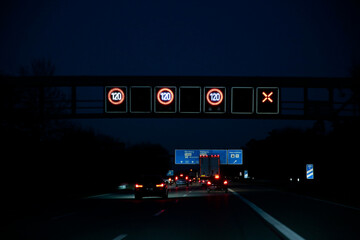 Autobahn mit Geschwindigkeitsbeschr&auml;nkung bei Nacht
