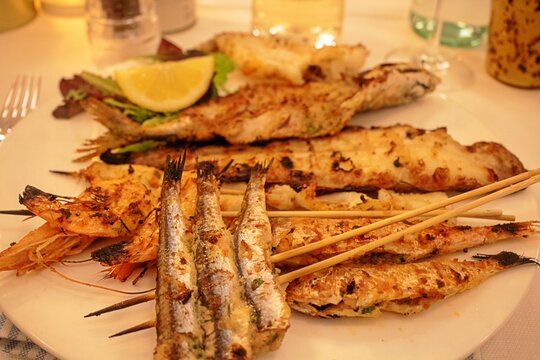 rimini, italien - fischteller mit verschiedenen fischsorten
