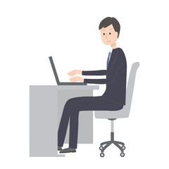 オフィスのデスクで仕事をするスーツ姿の男性