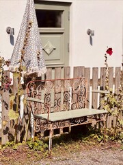 Antike rostige Bank vor einem Haus