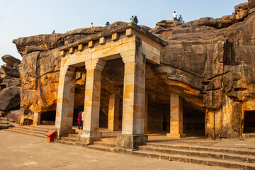 Obraz premium Udaygiri and Khandagiri are ancient rock-cut caves near Bhubaneswar, Odisha, showcasing Jain heritage, inscriptions, monasteries, artistry, and historical spirituality, significance, architecture 