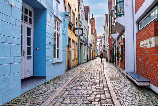 Kopfsteinpflaster in den Gassen des Schnoorviertel, mit malerischen kleinen H&auml;usern, Hansestadt Bremen, Norddeutschland, Deutschland, Europa