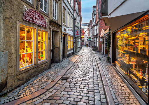 Kopfsteinpflaster in den Gassen des Schnoorviertel, mit malerischen kleinen H&auml;usern, Hansestadt Bremen, Norddeutschland, Deutschland, Europa