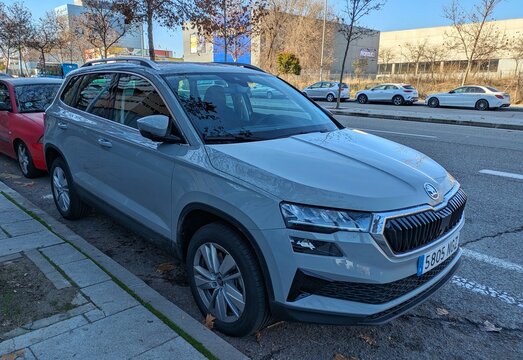 Vista lateral de un autom&oacute;vil Skoda Karog aparcado en una calle de Madrid, Espa&ntilde;a, 20 de enero de 2026