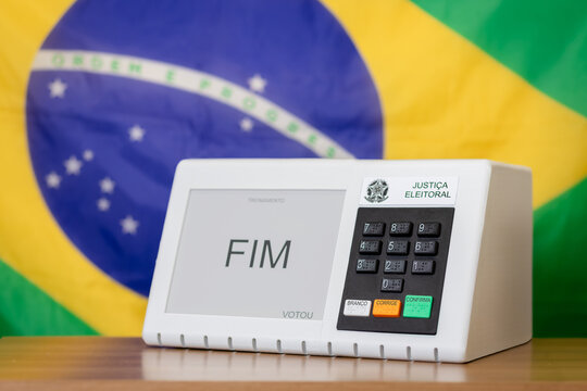 Urna eletr&ocirc;nica do Brasil durante elei&ccedil;&otilde;es presidenciais, exibindo a tela de conclus&atilde;o do voto. S&iacute;mbolo de democracia, cidadania, vota&ccedil;&atilde;o segura e elei&ccedil;&otilde;es nacionais.