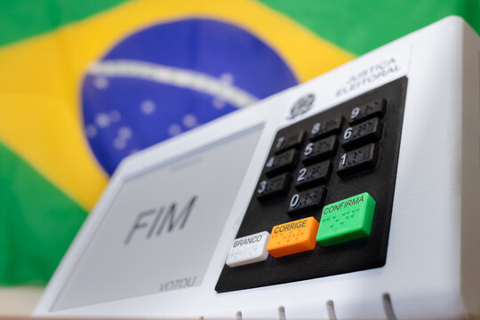 Urna eletr&ocirc;nica do Brasil durante elei&ccedil;&otilde;es presidenciais, exibindo a tela de conclus&atilde;o do voto. S&iacute;mbolo de democracia, cidadania, vota&ccedil;&atilde;o segura e elei&ccedil;&otilde;es nacionais.