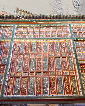 Moulay Idriss II Zawiya, large board of flowery painted panels fronting its N gate, Kissariat al-Kifah and al-Attarin markets meeting. Fez-Morocco-114