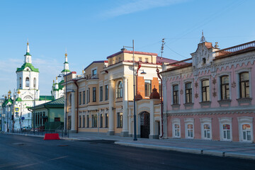 Fototapeta premium Old houses on a city street on a sunny August morning. Tyumen